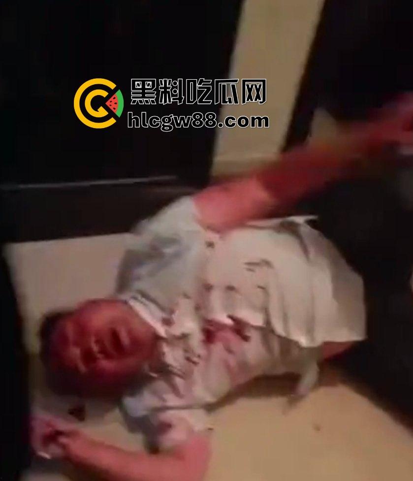 安徽一对奸夫淫妇被捉奸在床,女方亲戚暴打一顿,淫妇吓呆不敢吭声,男的被拖楼道棍棒伺候血流满地!-3