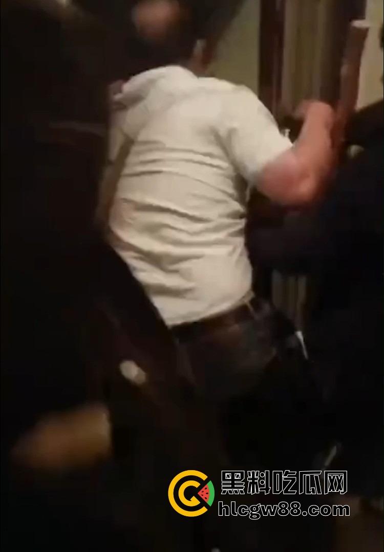 安徽一对奸夫淫妇被捉奸在床,女方亲戚暴打一顿,淫妇吓呆不敢吭声,男的被拖楼道棍棒伺候血流满地!-4