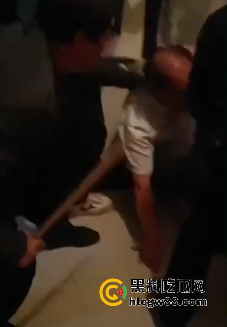 安徽一对奸夫淫妇被捉奸在床,女方亲戚暴打一顿,淫妇吓呆不敢吭声,男的被拖楼道棍棒伺候血流满地!-5