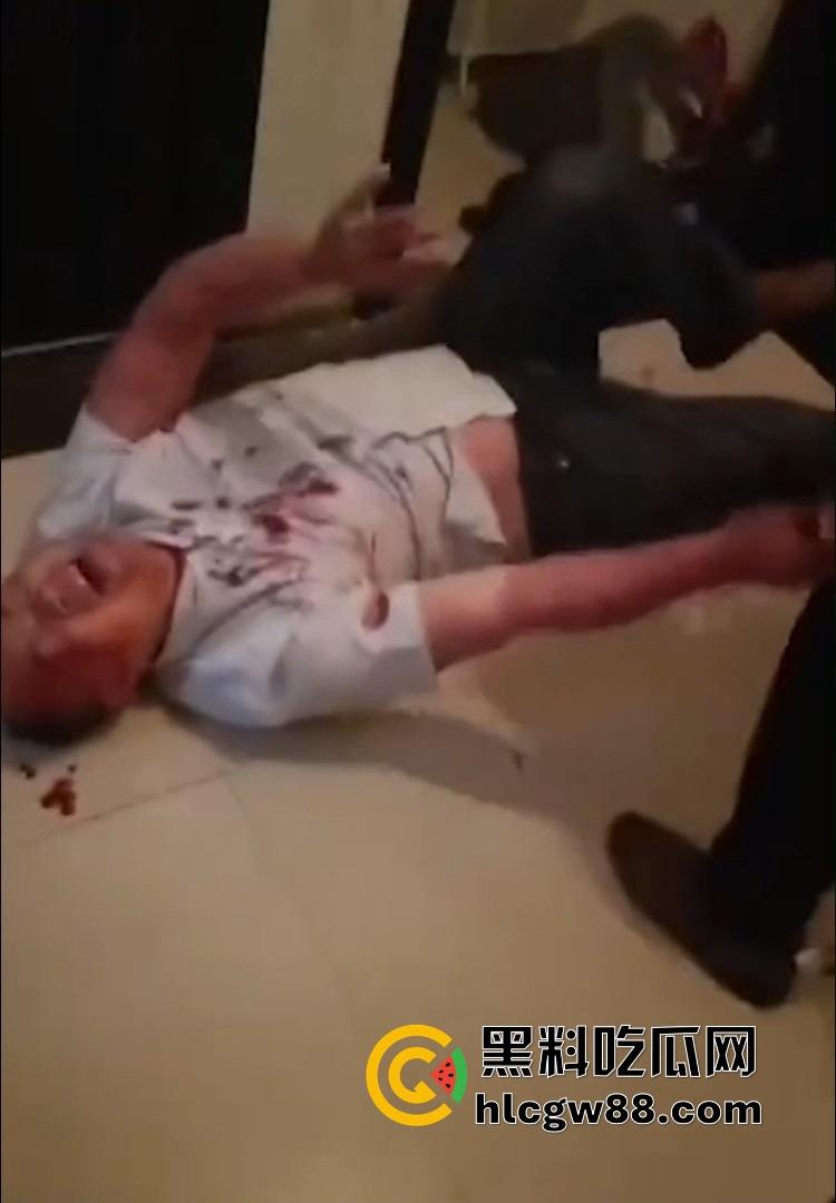 安徽一对奸夫淫妇被捉奸在床,女方亲戚暴打一顿,淫妇吓呆不敢吭声,男的被拖楼道棍棒伺候血流满地!-6