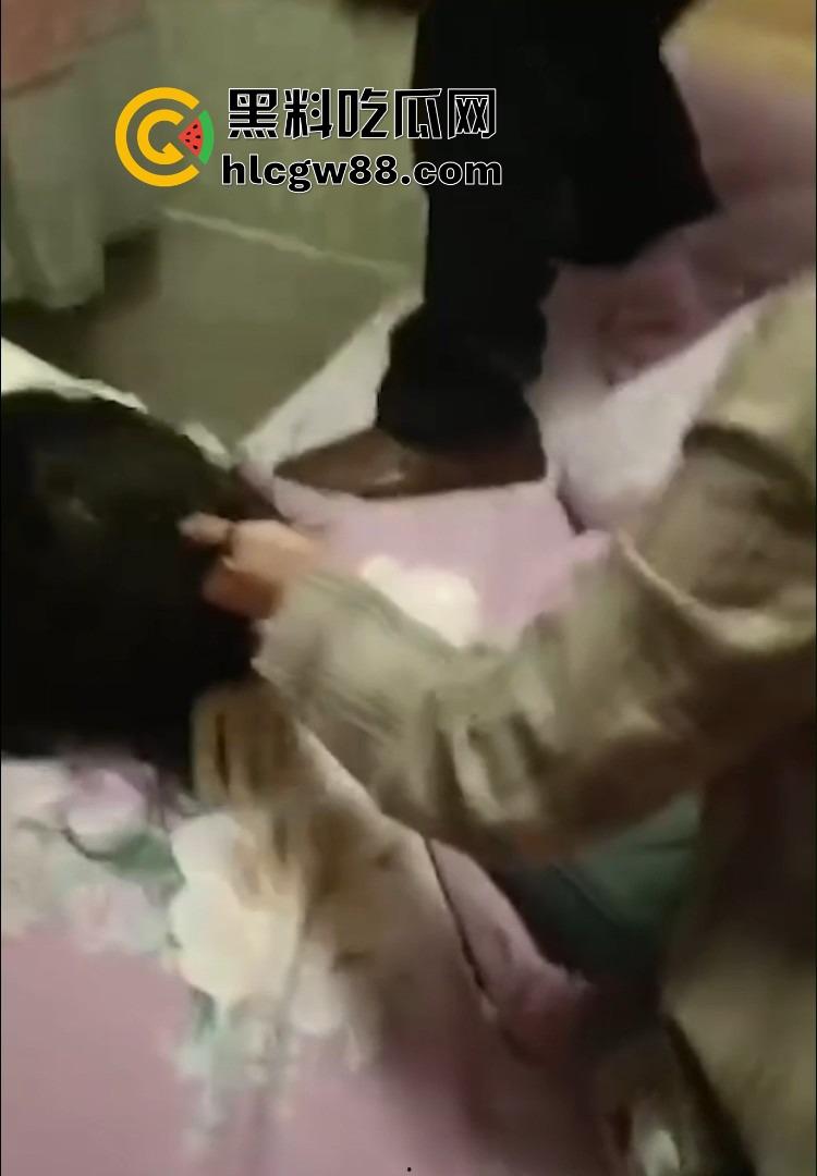 安徽一对奸夫淫妇被捉奸在床,女方亲戚暴打一顿,淫妇吓呆不敢吭声,男的被拖楼道棍棒伺候血流满地!-8