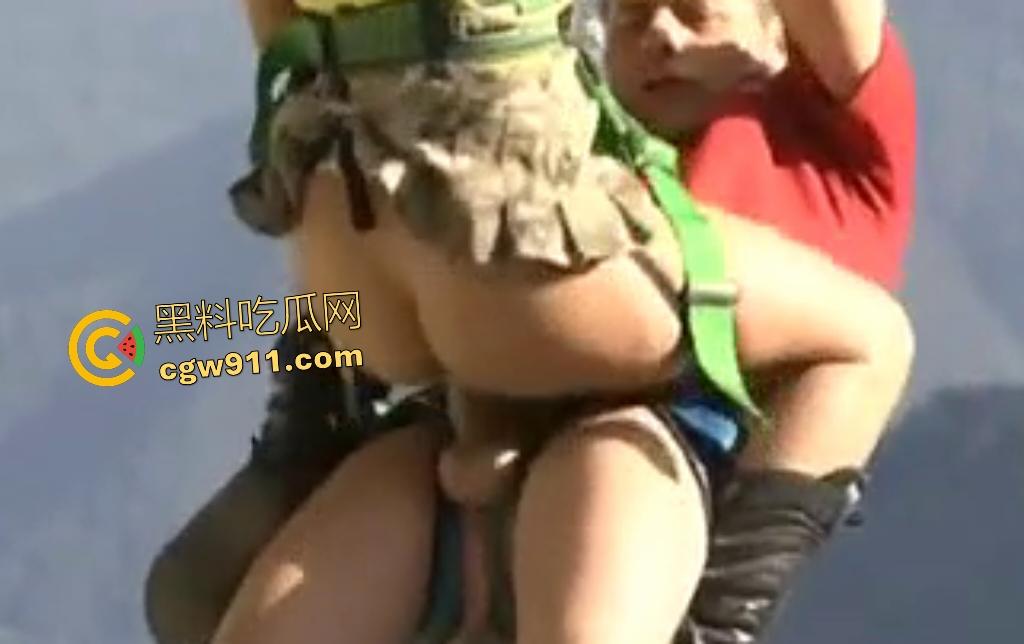 老外山顶绳索滑翔,半空狂舔骚逼口交,脱裤骑乘猛插,拔屌出来直接射嘴里,这场景做爱太刺激了!-4