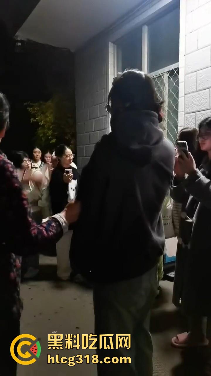淮北师范生物工程系【祁鹿闻】 男扮女装进女澡堂偷拍被捉，据理力争还死不承认。-4