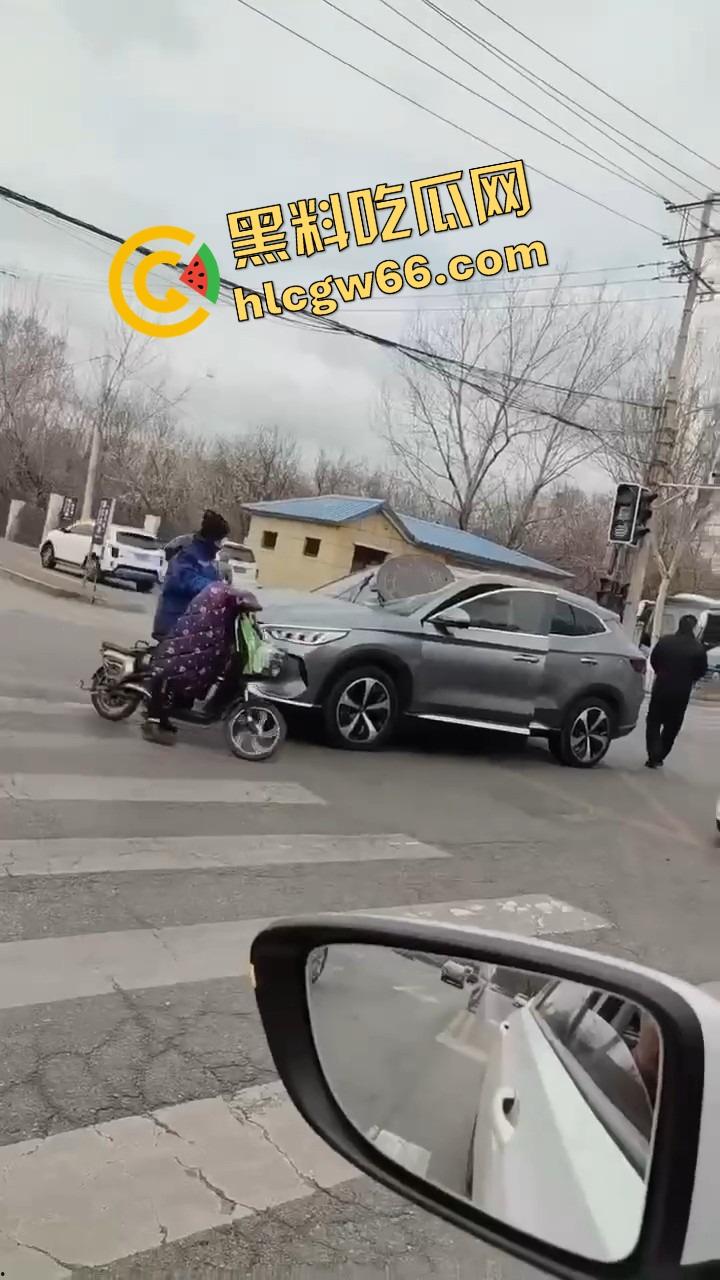 沈阳飞天井盖一般人整不了,开个车都能被井盖空降暴击,谁能想到开车开出个天降铁饼?-1