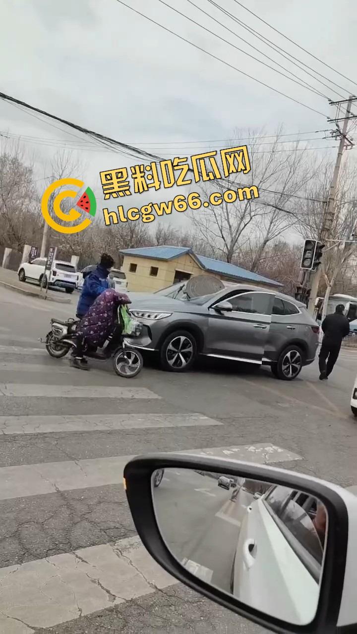 沈阳飞天井盖一般人整不了,开个车都能被井盖空降暴击,谁能想到开车开出个天降铁饼?-5