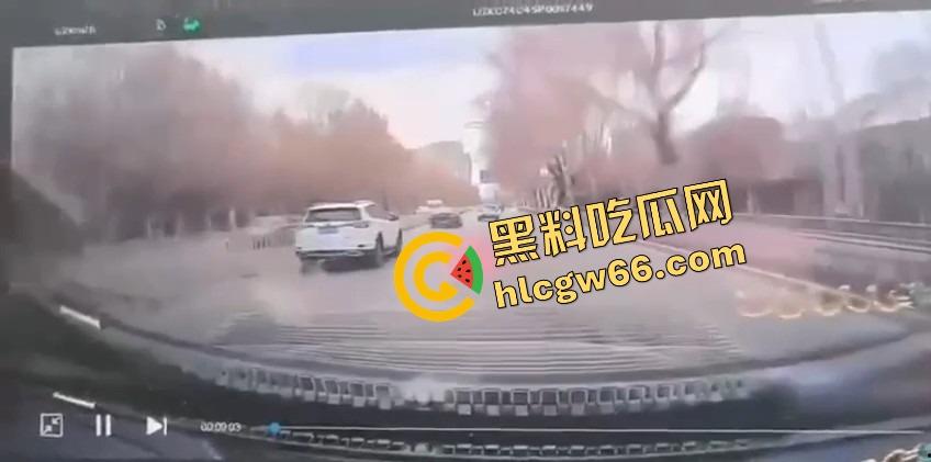 沈阳飞天井盖一般人整不了,开个车都能被井盖空降暴击,谁能想到开车开出个天降铁饼?-6