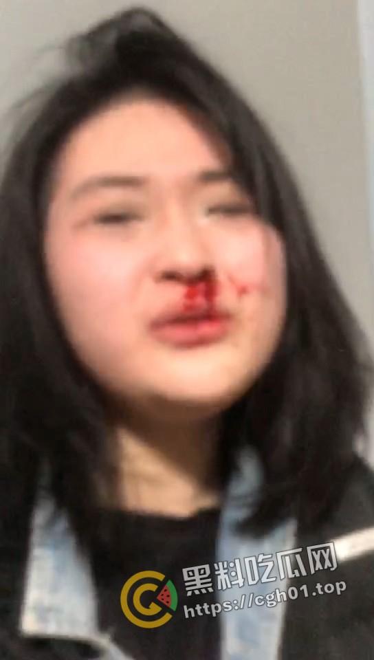 精神小伙版捉奸！暴揍狗男女 女的还是个小坦克 真佩服学弟冒着被揍得风险开坦克-1