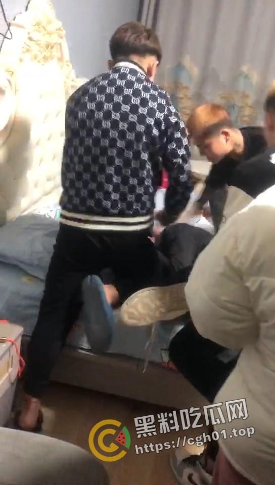 精神小伙版捉奸！暴揍狗男女 女的还是个小坦克 真佩服学弟冒着被揍得风险开坦克-8