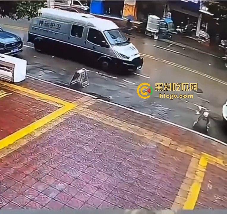 运钞车倒车时竟把自己人压到车底,万幸无大碍!-2