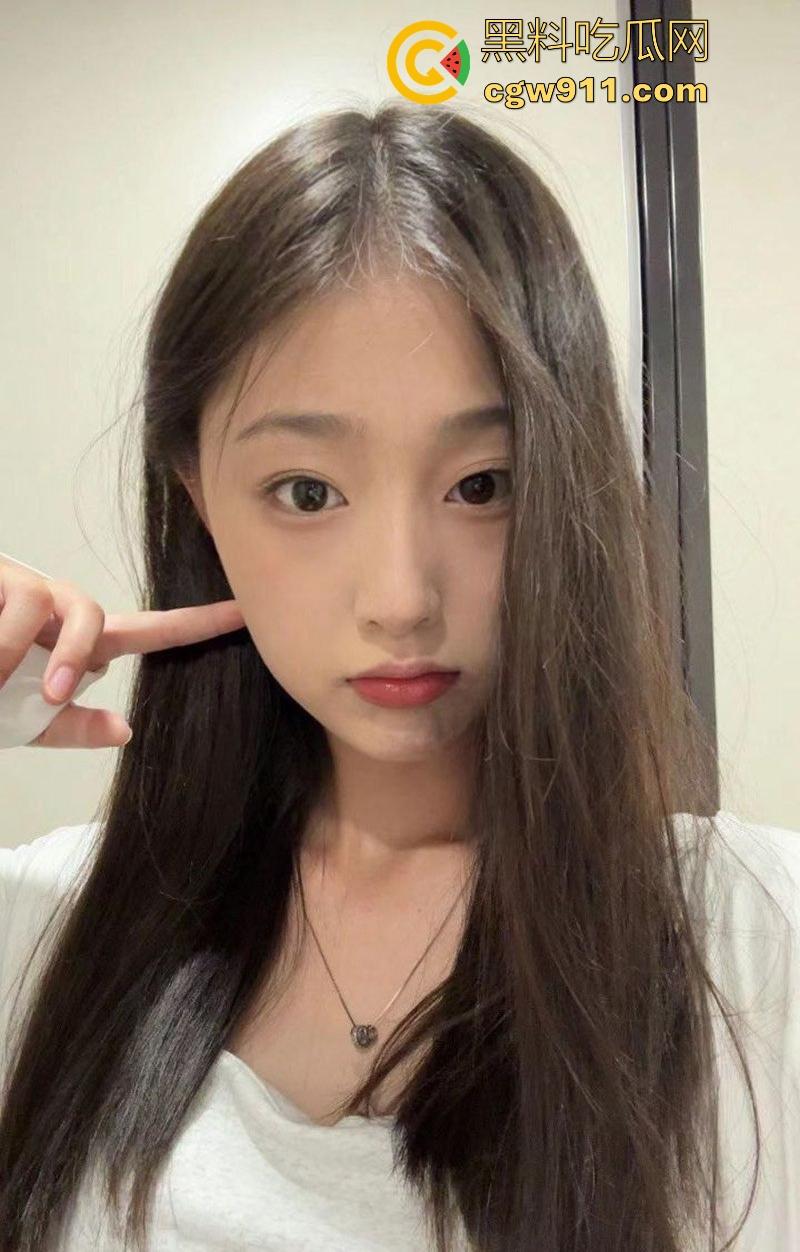 这个小编真的极力推荐!重庆175大长腿小美【谢晓婷】黑丝美腿极品身材,露脸口交一脸淫靡,粉嫩骚穴淫水四溅!-3