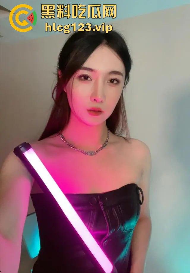 软饭小王子『焦皮』!抱富婆、撩老头,变性网红『智博』钱袋被掏空,软饭吃到爽!-41