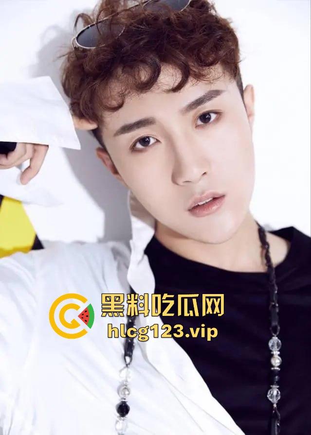 软饭小王子『焦皮』!抱富婆、撩老头,变性网红『智博』钱袋被掏空,软饭吃到爽!-44