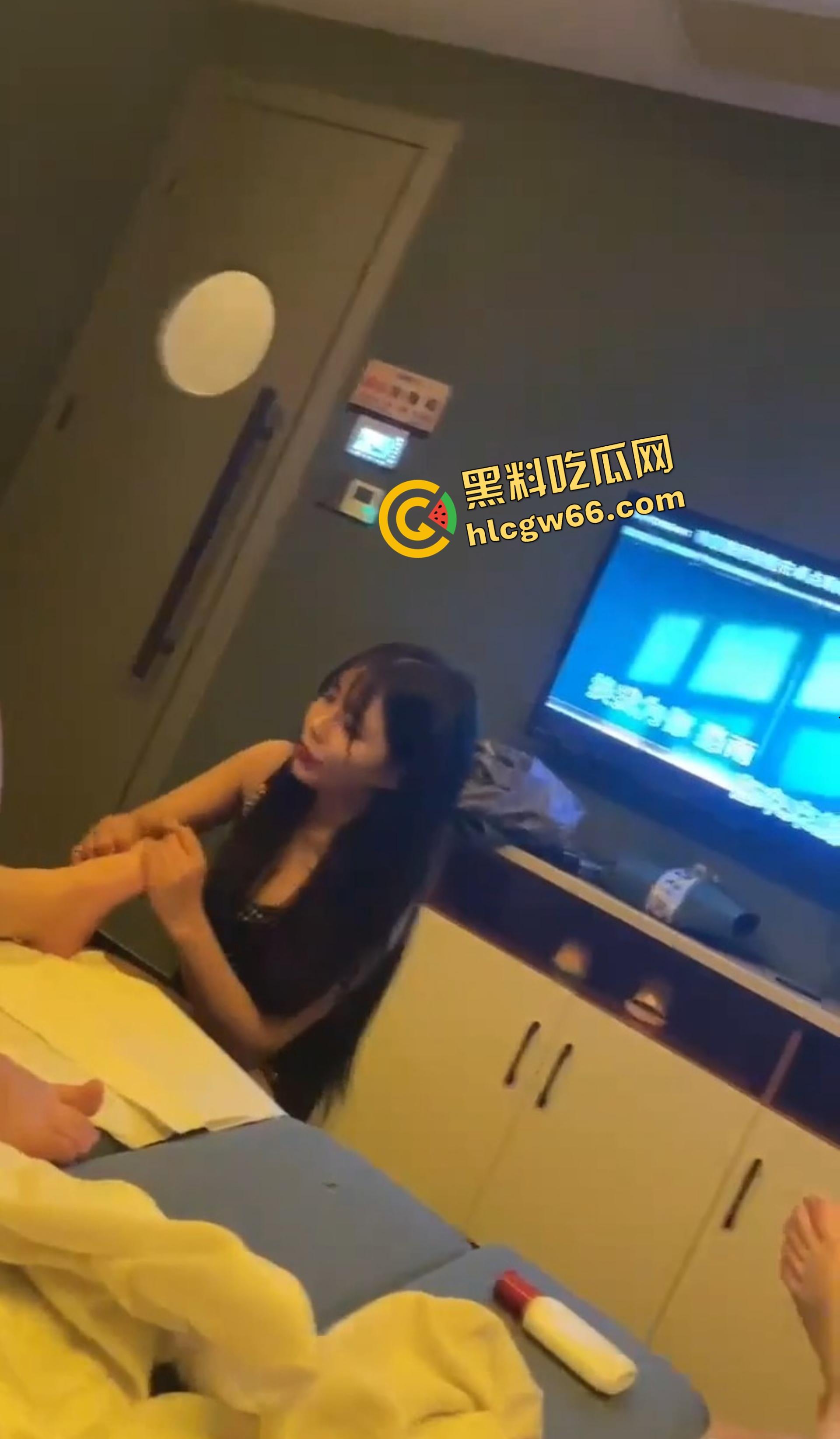 摄影师都不是人,别人花钱洗脚,他拍着拍着就把33号约了,白嫖不花钱还叫小宝贝!-2