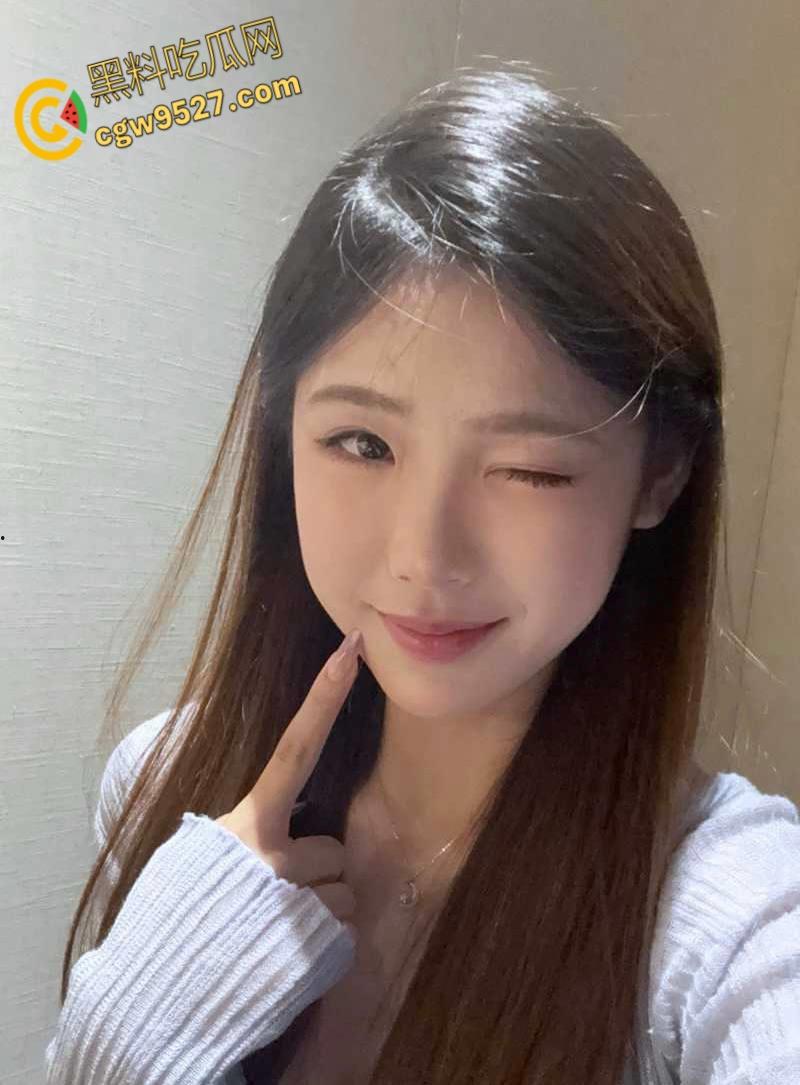 四川极品嫩妹【邵怡芬】,被男友车震调教,性感小嘴跳跳糖口交,沙漠风暴快感,还对着镜头比剪刀手!-1