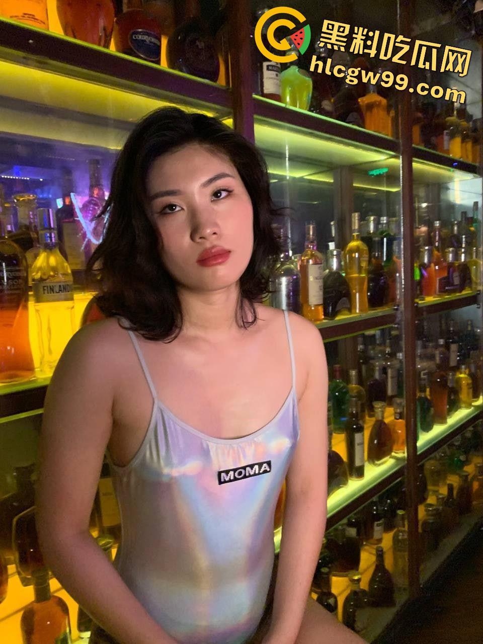 推特骚逼模特【Y小姐】御姐颜值细腰肥臀，套着狗链调教后入猛操蜜桃臀水声潺潺-1