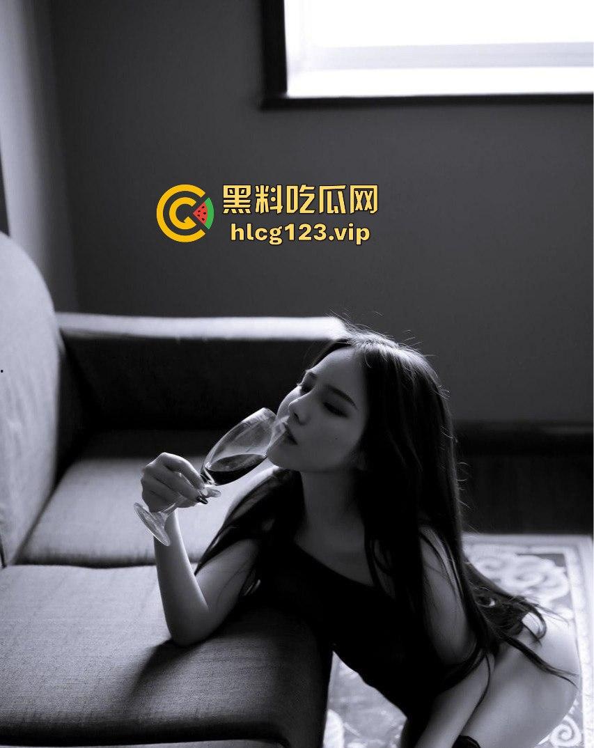 抖音小网红【奔跑晶骡子】私密系列再度曝光,大哥专享,奶子逼随便看!-20