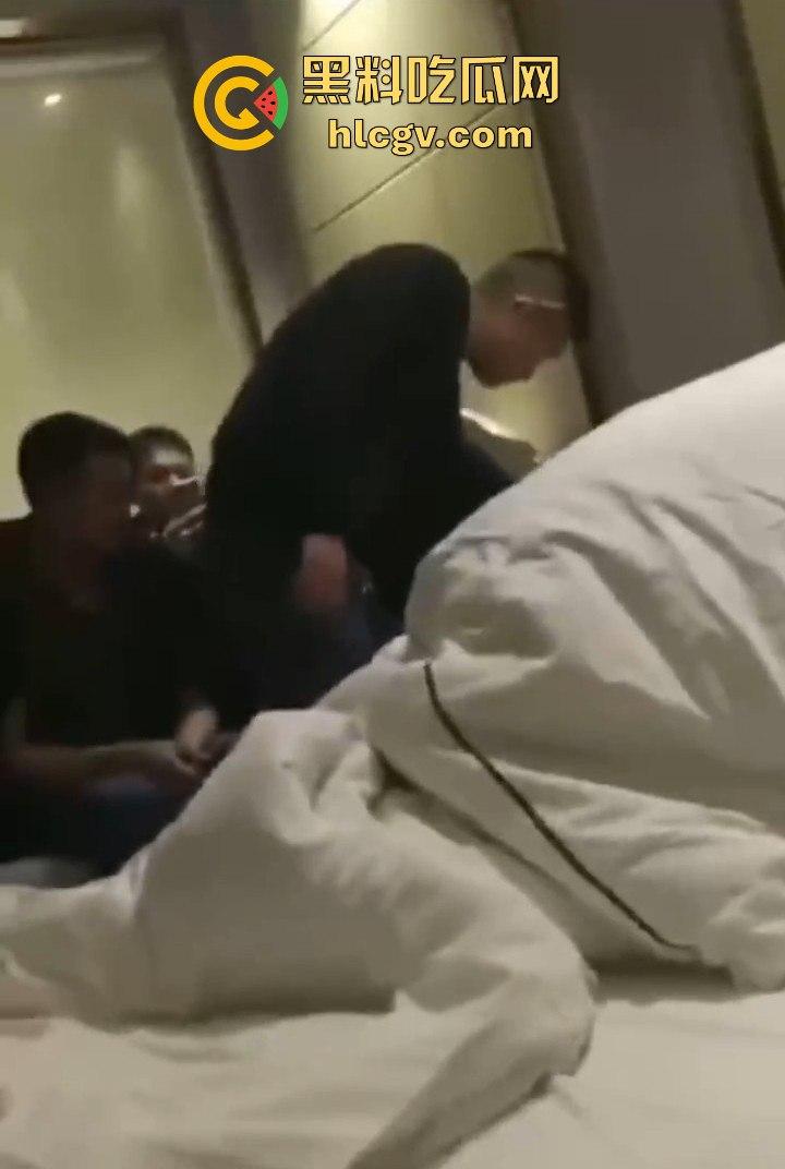 拼多多众筹给兄弟叫鸡,标间5人围观!鸡被搞得尴尬盖被子,兄弟们打牌听歌完全不尊重现场版AV!-3