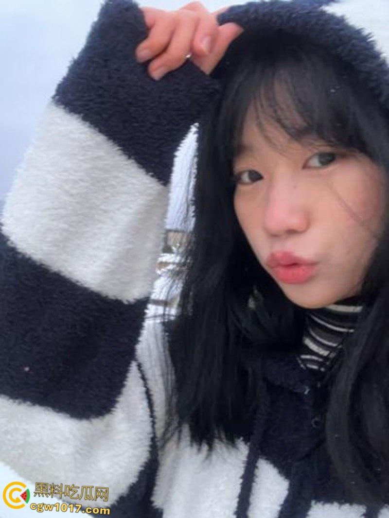 西安外国语大学【沈莉莉】，反差眼镜妹被男友调教日常，可爱女仆害羞捂脸，口爆颜射后还比耶自拍 ！-1