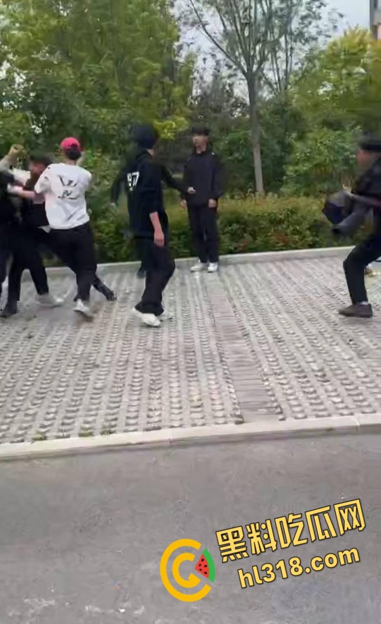 精神小伙为爱街头斗殴，两男子被一群人围殴，红毛白衣小伙被刀砍伤手臂，血流不止到处逃窜 !-4