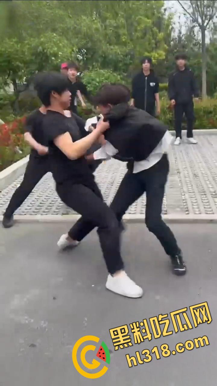 精神小伙为爱街头斗殴，两男子被一群人围殴，红毛白衣小伙被刀砍伤手臂，血流不止到处逃窜 !-5