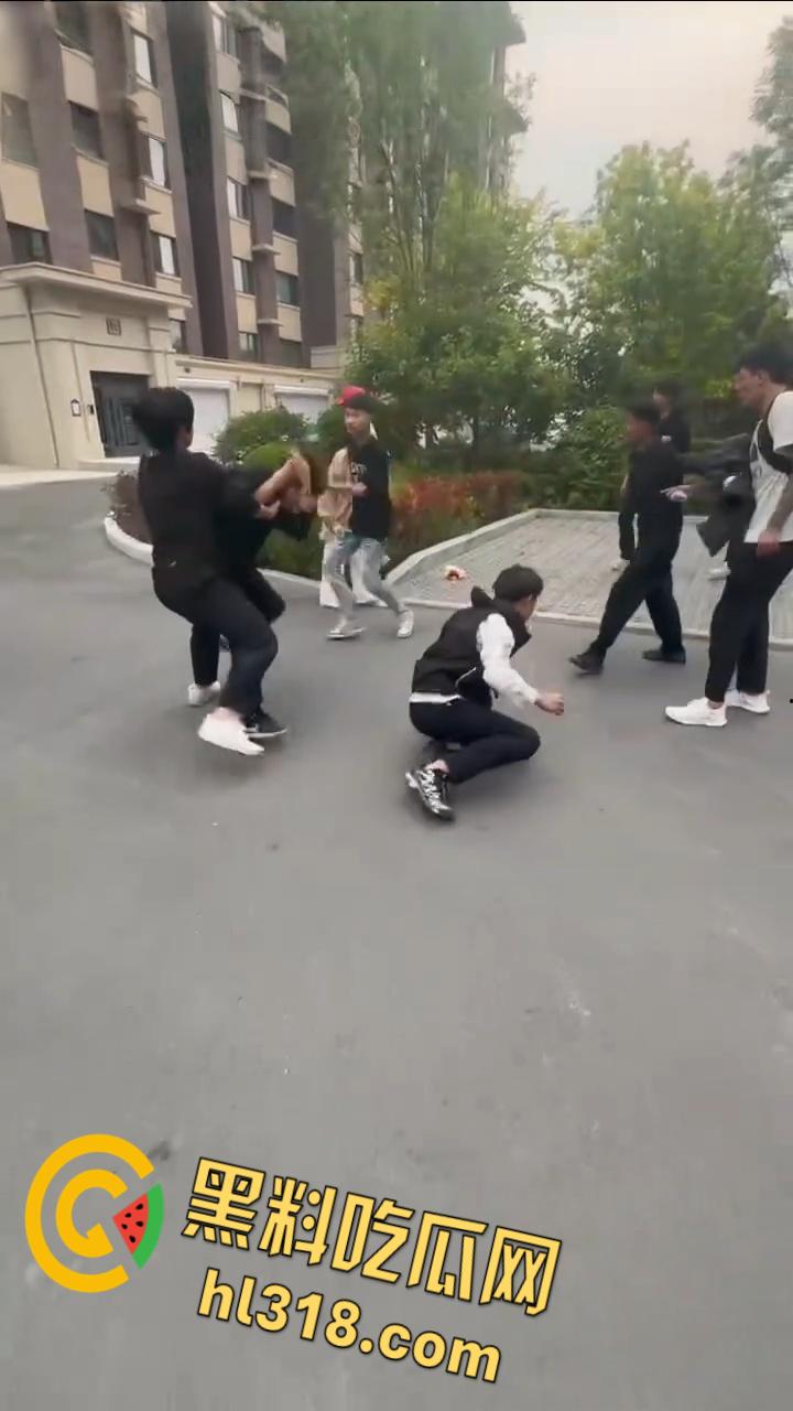 精神小伙为爱街头斗殴，两男子被一群人围殴，红毛白衣小伙被刀砍伤手臂，血流不止到处逃窜 !-6