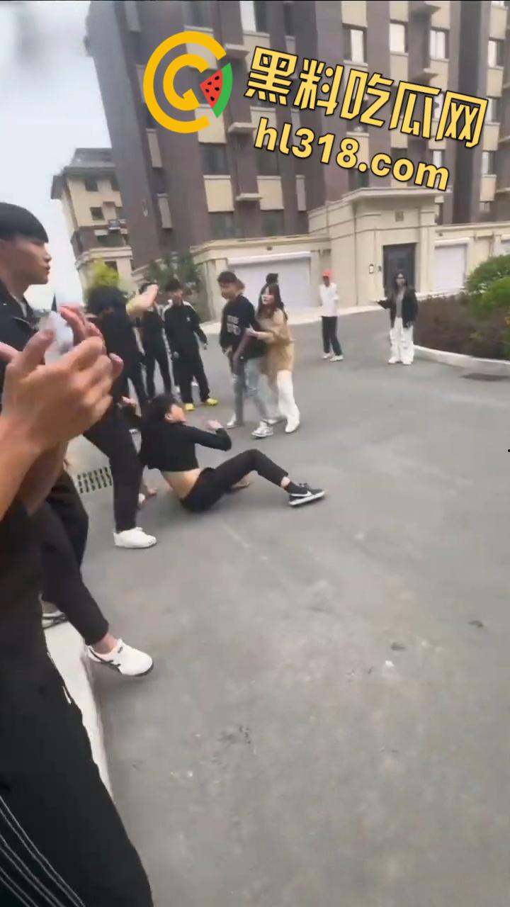 精神小伙为爱街头斗殴，两男子被一群人围殴，红毛白衣小伙被刀砍伤手臂，血流不止到处逃窜 !-7