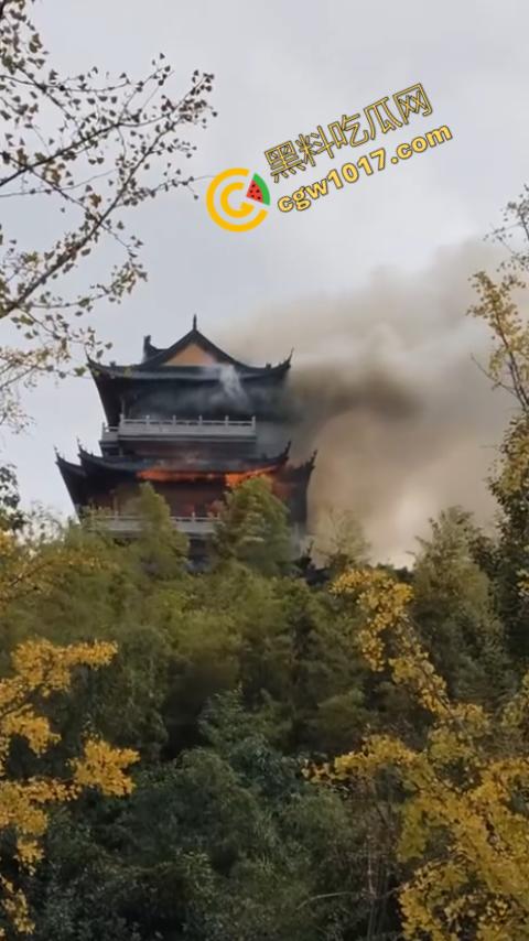 张家港凤凰山火焰翻腾:古寺在烈火中化为飞灰,黑烟滚滚,古建焦黑,无情怒火吞噬文化遗珍,可怕景象令人心碎-5