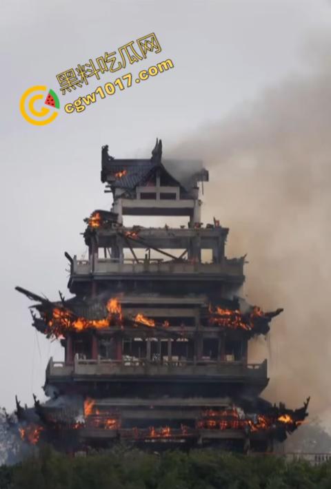 张家港凤凰山火焰翻腾:古寺在烈火中化为飞灰,黑烟滚滚,古建焦黑,无情怒火吞噬文化遗珍,可怕景象令人心碎-8