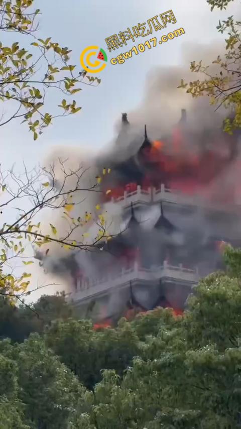 张家港凤凰山火焰翻腾:古寺在烈火中化为飞灰,黑烟滚滚,古建焦黑,无情怒火吞噬文化遗珍,可怕景象令人心碎-9