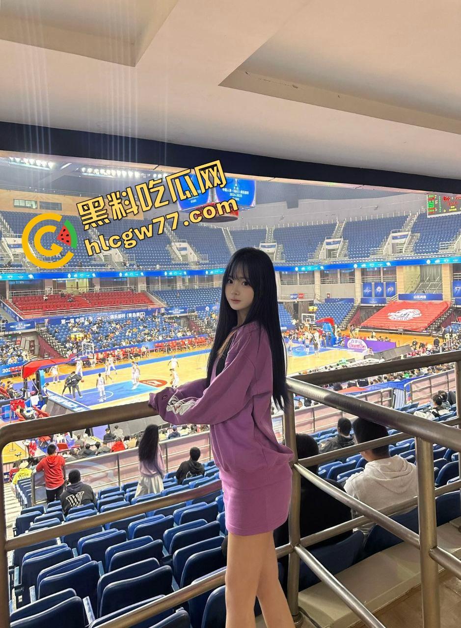 山东青岛大学生【李凤】单亲家庭,缺父爱,见哥哥就跪,学校里嫩男根本喂不饱她!-1