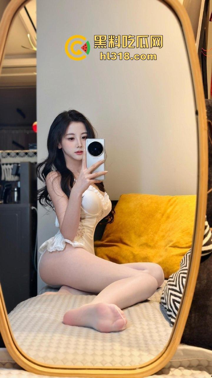 深夜人妻性爱缠绵后全裸做饭,全身赤裸全程低头忙活,被好邻居全程偷拍,巨乳大奶格外引人注目!-1