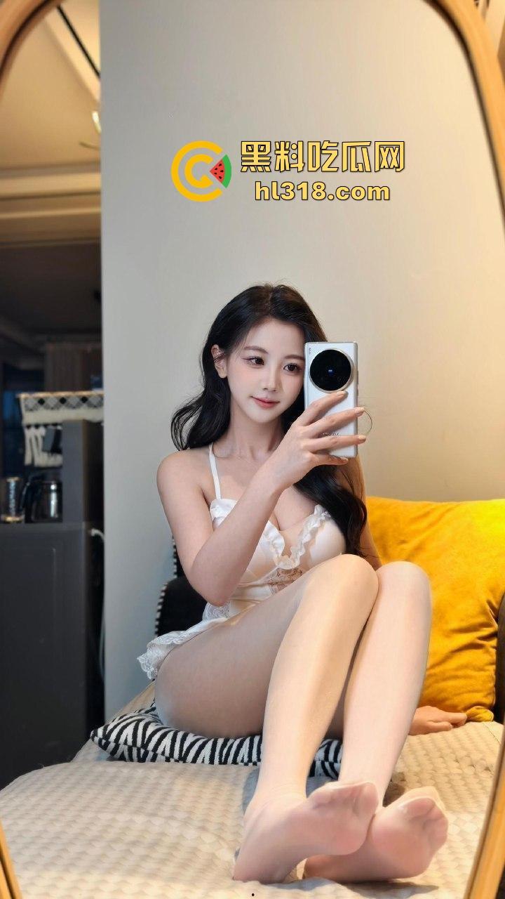 深夜人妻性爱缠绵后全裸做饭,全身赤裸全程低头忙活,被好邻居全程偷拍,巨乳大奶格外引人注目!-2