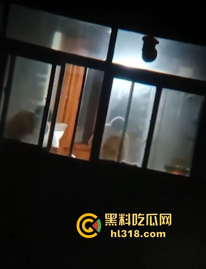 深夜人妻性爱缠绵后全裸做饭,全身赤裸全程低头忙活,被好邻居全程偷拍,巨乳大奶格外引人注目!-4