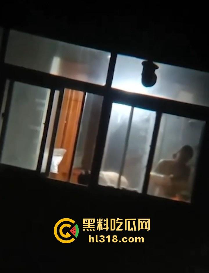 深夜人妻性爱缠绵后全裸做饭,全身赤裸全程低头忙活,被好邻居全程偷拍,巨乳大奶格外引人注目!-6