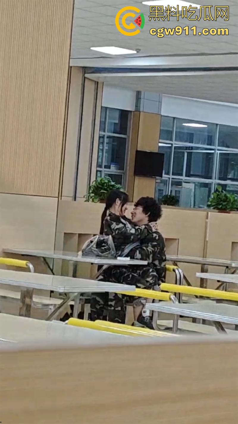嫉妒使人丑陋啊!山东潍坊理工学院 ,大一情侣毫不在乎周围人目光,在食堂亲热暧昧,引全校男生怒骂!-3