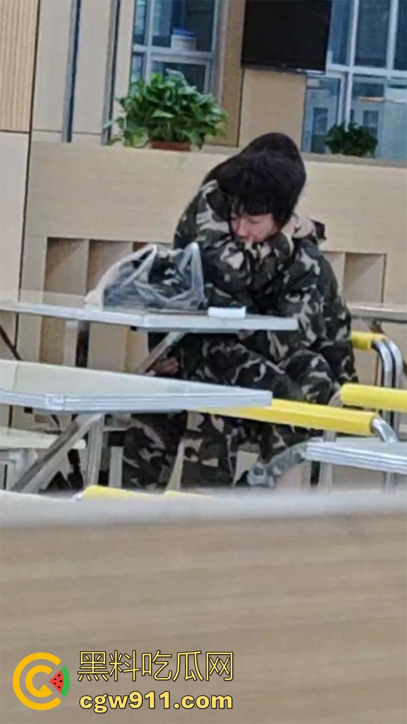 嫉妒使人丑陋啊!山东潍坊理工学院 ,大一情侣毫不在乎周围人目光,在食堂亲热暧昧,引全校男生怒骂!-4