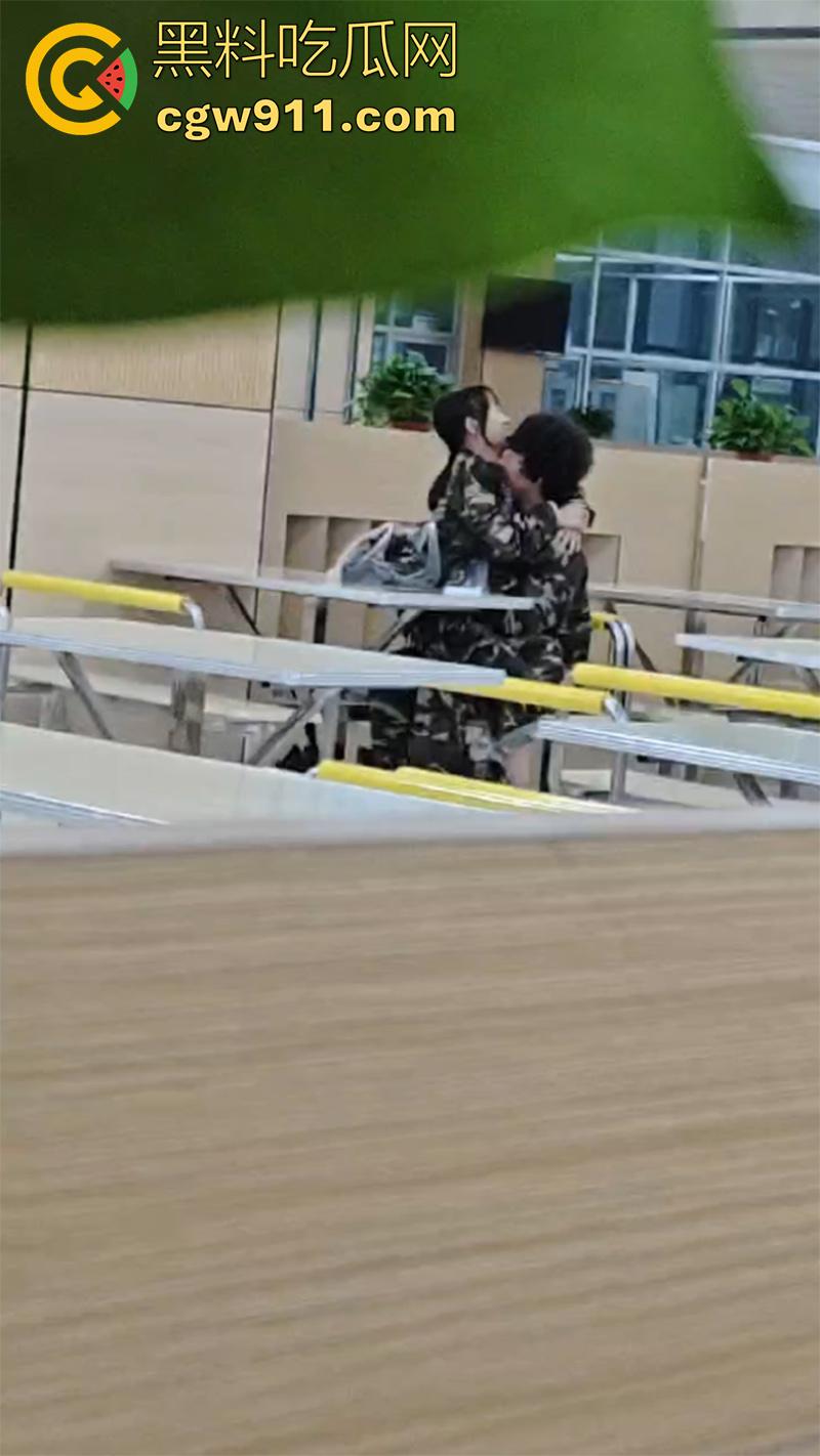 嫉妒使人丑陋啊!山东潍坊理工学院 ,大一情侣毫不在乎周围人目光,在食堂亲热暧昧,引全校男生怒骂!-5