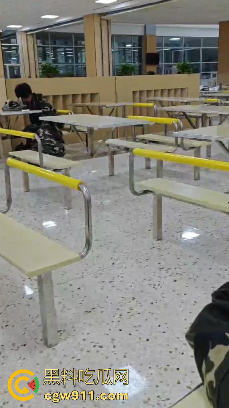 嫉妒使人丑陋啊!山东潍坊理工学院 ,大一情侣毫不在乎周围人目光,在食堂亲热暧昧,引全校男生怒骂!-6