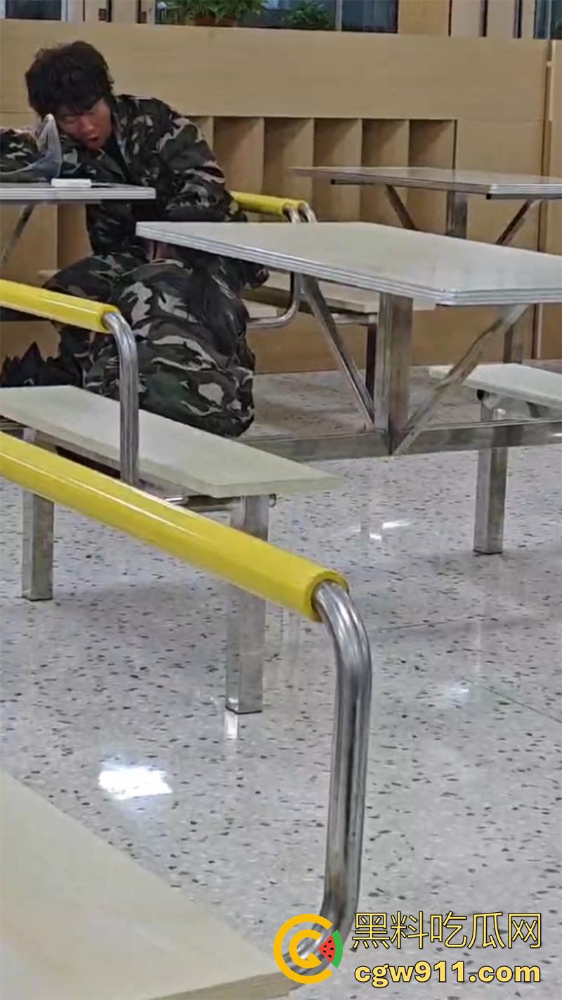 嫉妒使人丑陋啊!山东潍坊理工学院 ,大一情侣毫不在乎周围人目光,在食堂亲热暧昧,引全校男生怒骂!-7