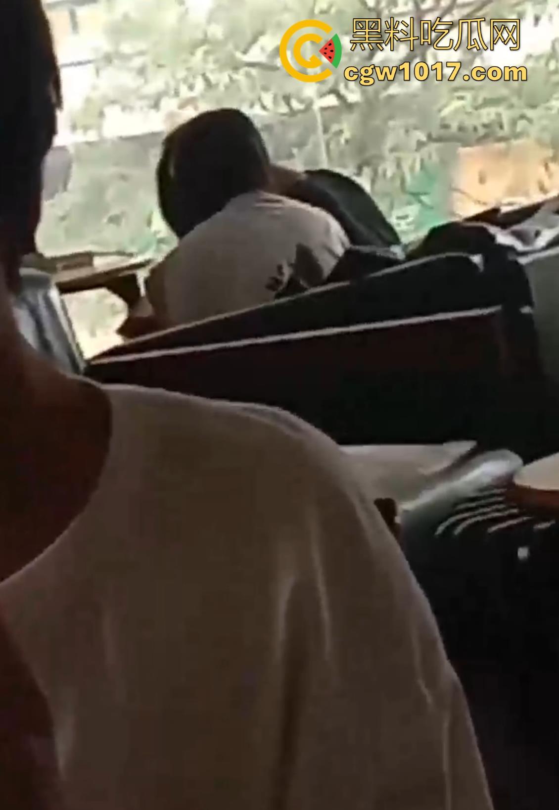 广西玉林仙尼奶茶店大瓜!学校里是高冷女神【孙晓惠】,学校外却是口爆小母狗,单喝奶茶还不够还得加一点精液是吧!-3