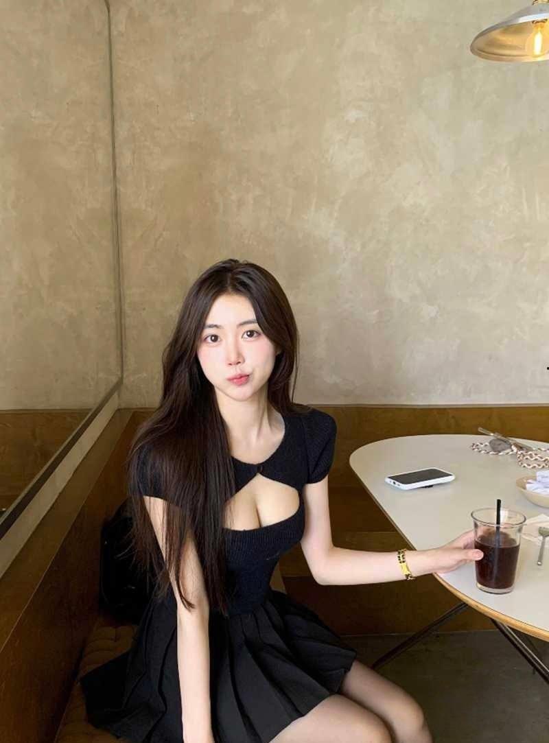 中国石油大学【董佳瑶】,背着男友偷情金主,中间消失跑路遭曝光,穿上制服被金主无套抽插!-1