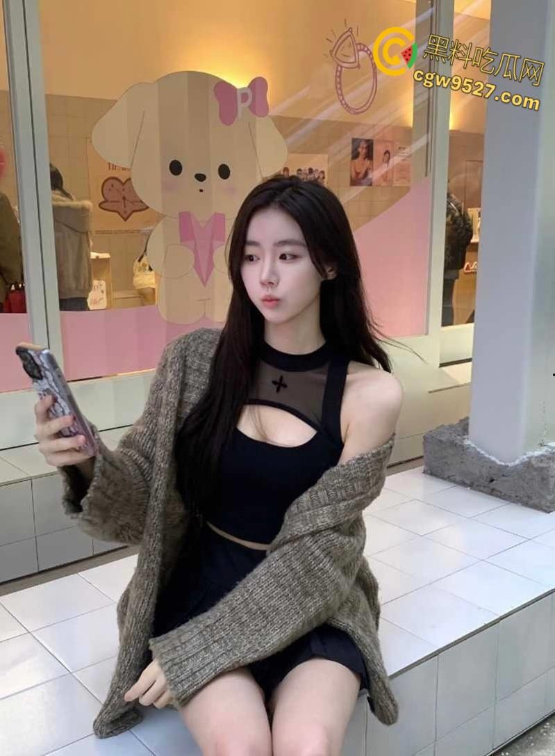 中国石油大学【董佳瑶】,背着男友偷情金主,中间消失跑路遭曝光,穿上制服被金主无套抽插!-3