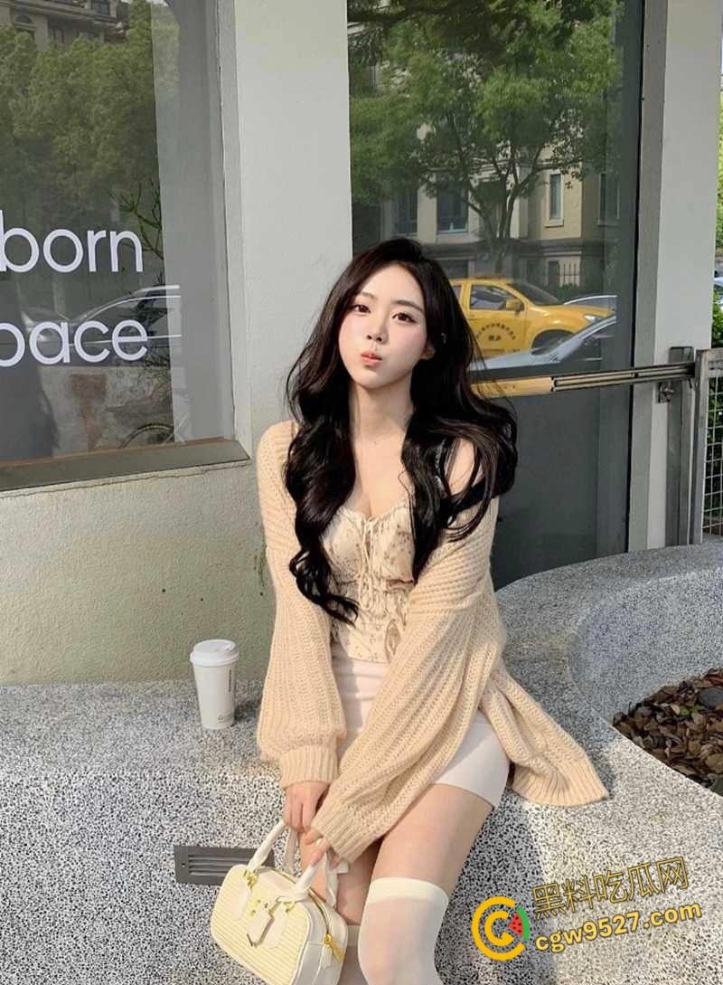 中国石油大学【董佳瑶】,背着男友偷情金主,中间消失跑路遭曝光,穿上制服被金主无套抽插!-5