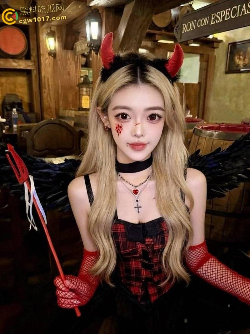 上海二次元美少女【谢思依】,被金主高价包养调教,毒龙舔脚趾到口爆内射,顶级肉便器母狗属性完美暴露 !-1