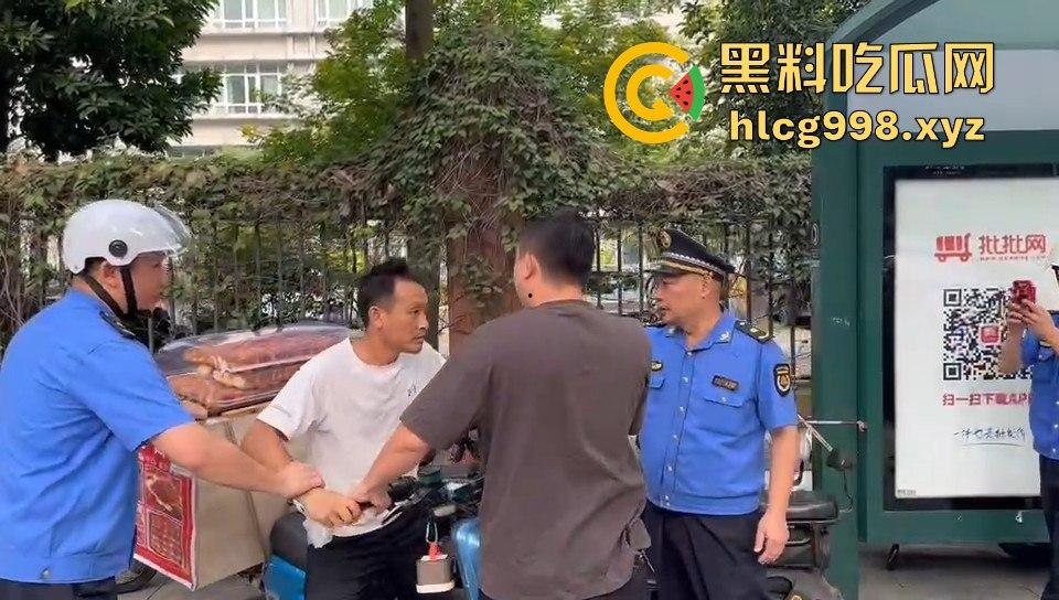 广州小贩怒怼城管，棍子一抄追着满街跑！城管扣车扣货，真就欺软怕硬？-9