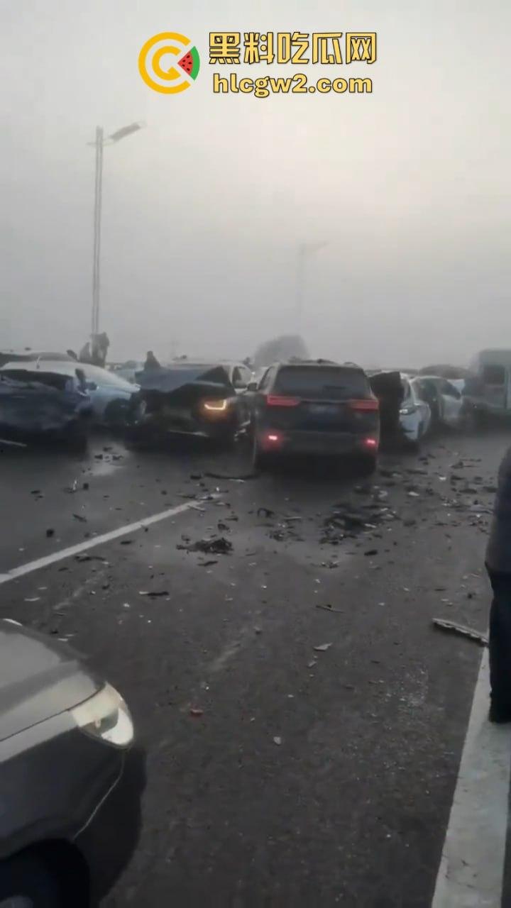 银川高架遇大雾天气暴改碰碰车乐园 致多辆车连环相撞组团“拼车” 场面难得一见-2