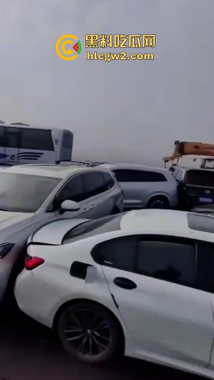 银川高架遇大雾天气暴改碰碰车乐园 致多辆车连环相撞组团“拼车” 场面难得一见-6