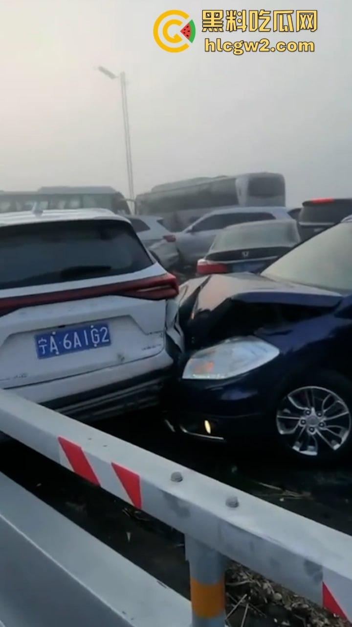 银川高架遇大雾天气暴改碰碰车乐园 致多辆车连环相撞组团“拼车” 场面难得一见-9