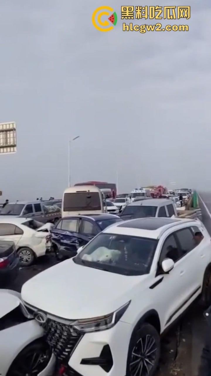 银川高架遇大雾天气暴改碰碰车乐园 致多辆车连环相撞组团“拼车” 场面难得一见-11