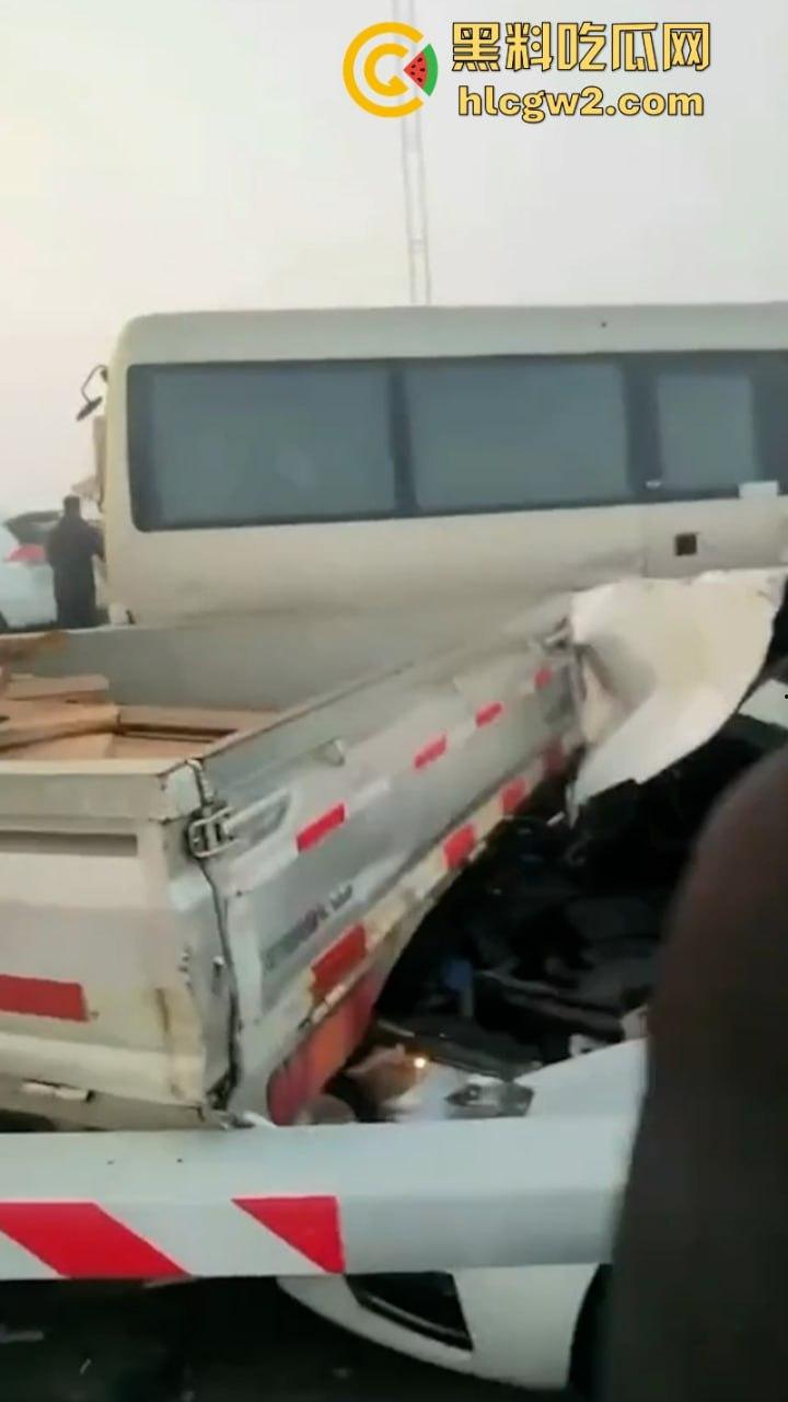 银川高架遇大雾天气暴改碰碰车乐园 致多辆车连环相撞组团“拼车” 场面难得一见-12